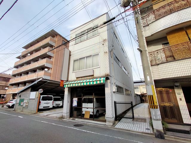 近くにお寺や広場あり、まさしく京都という良い雰囲気ですよ。