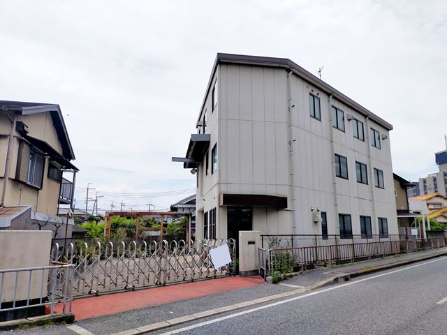 大通り沿いの物件です。