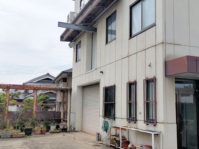 １、２階にシャッター間口があります。