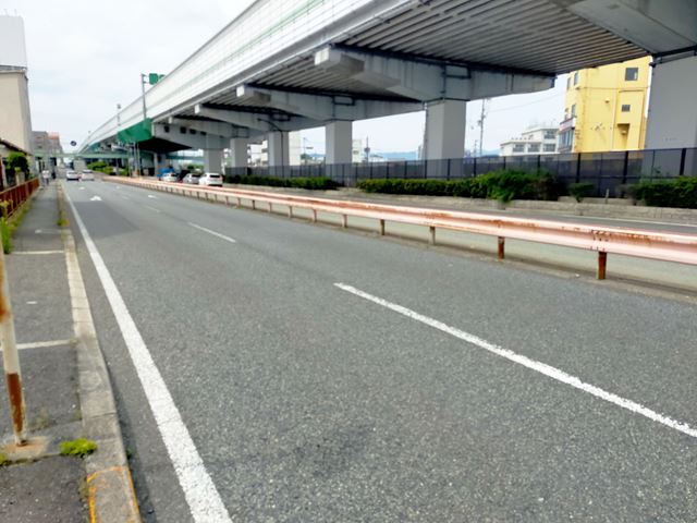 前面道路は広めです。