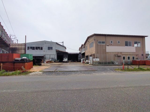 敷地内に複数の工場があります。