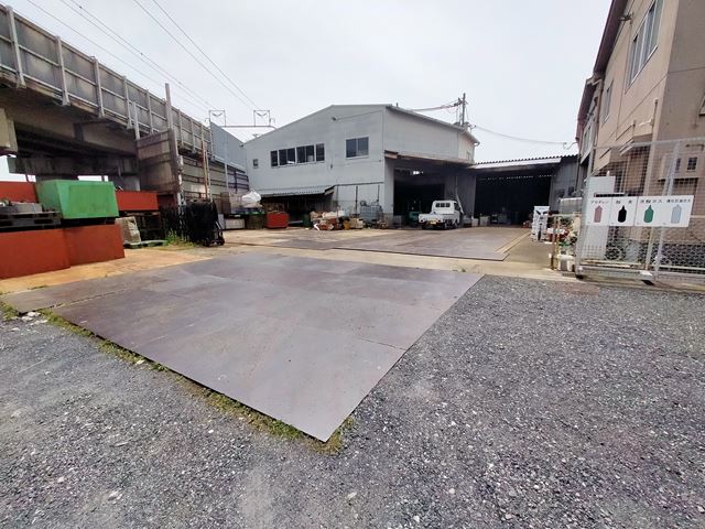 敷地が広いので駐車場や荷捌き場に困りません。