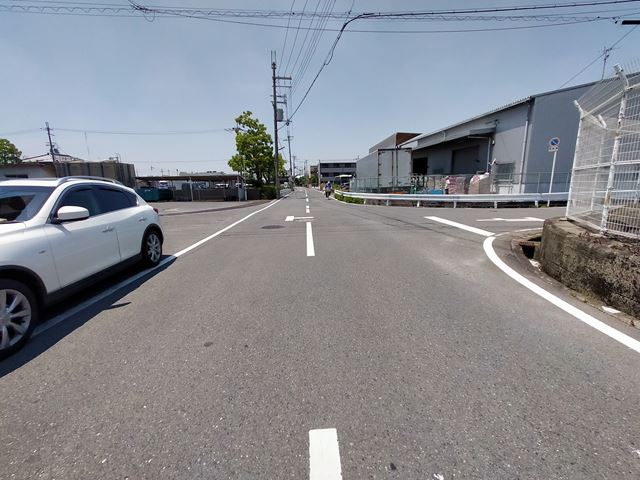 目の前がT字の交差点になってます。