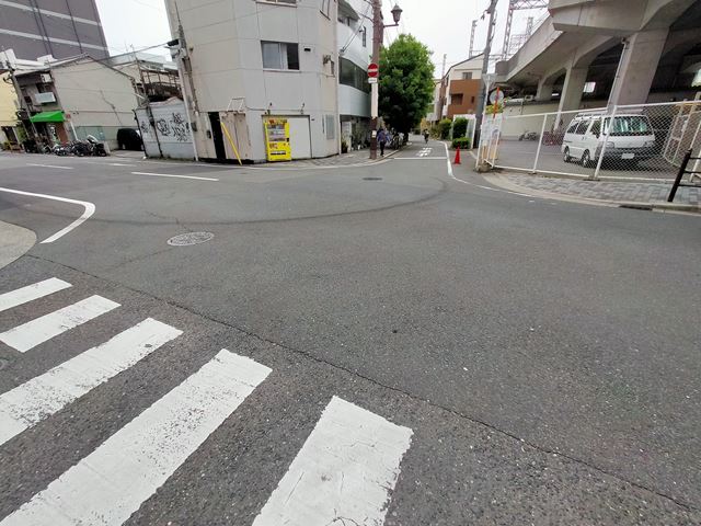 目の前が十字の交差点になっております。