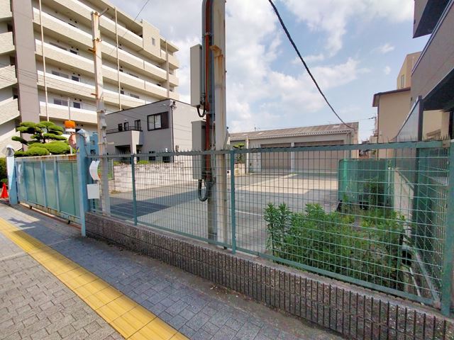 事務所付き平家建倉庫です。
