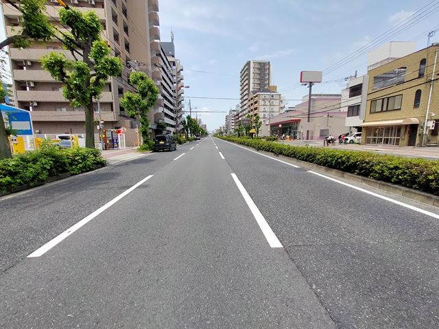前面道路は３車線あります。