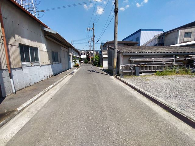向かいに有料駐車場あります。