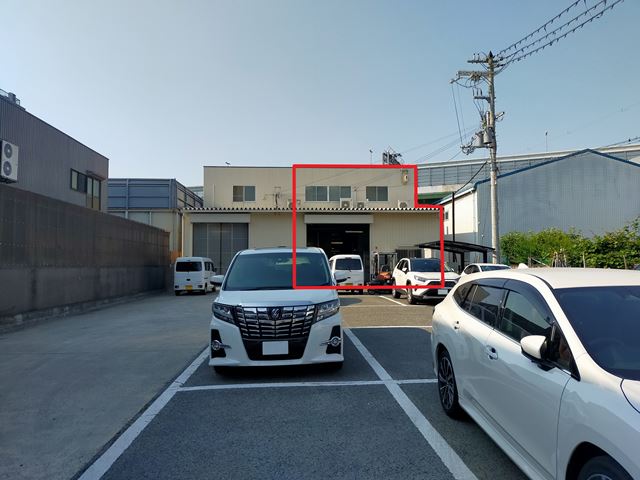 赤く囲った右側部分が賃貸部分です。