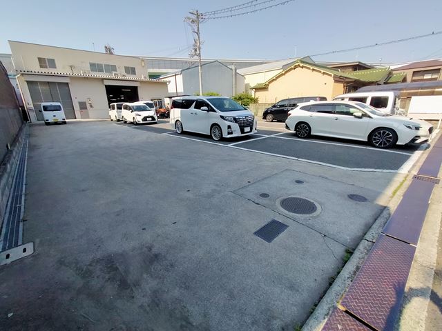 前面に複数分の有料駐車場があります。
