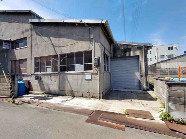 敷地に駐車スペース付いてます。