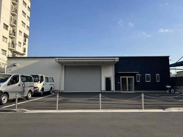 前面空地スペースに乗用車10台駐車可能です。