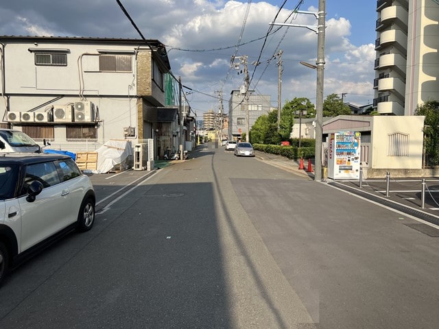 前面道路に大型車両規制はありません。
