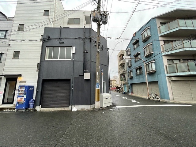 近くにお好み焼き屋が有ります。