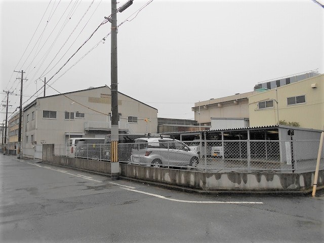 建物前の空地に駐車可能(月極)です。