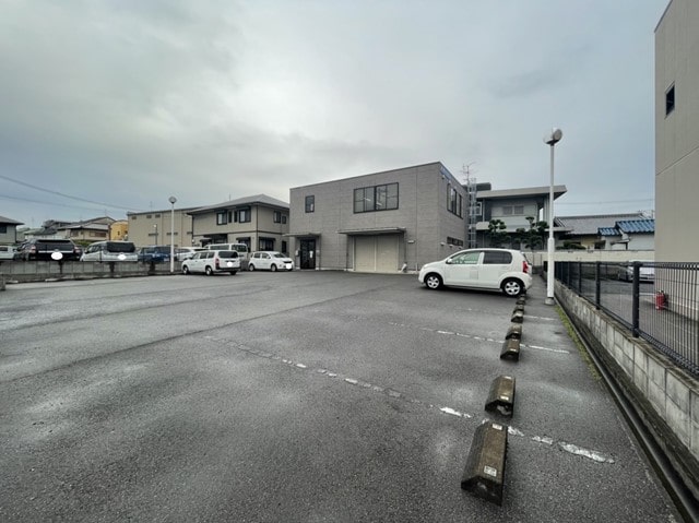 乗用車約13台駐車可能です。