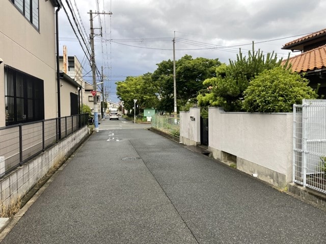 近隣には民家があります。