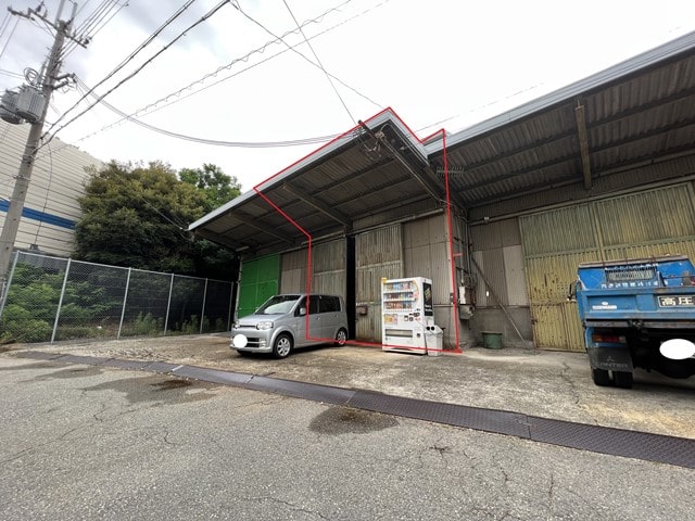 前面に乗用車約2台駐車可能です。