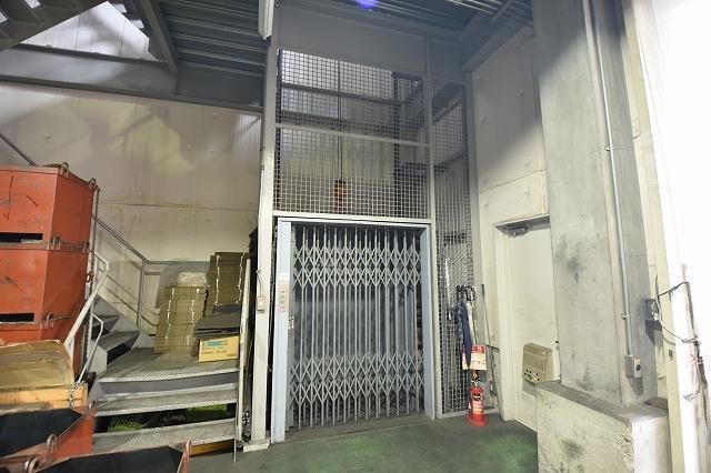 荷物用リフト1基あります。