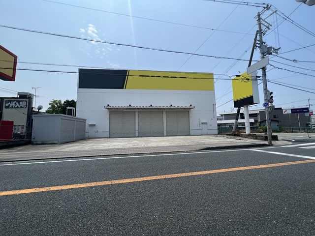 前面に駐車スペースあります。