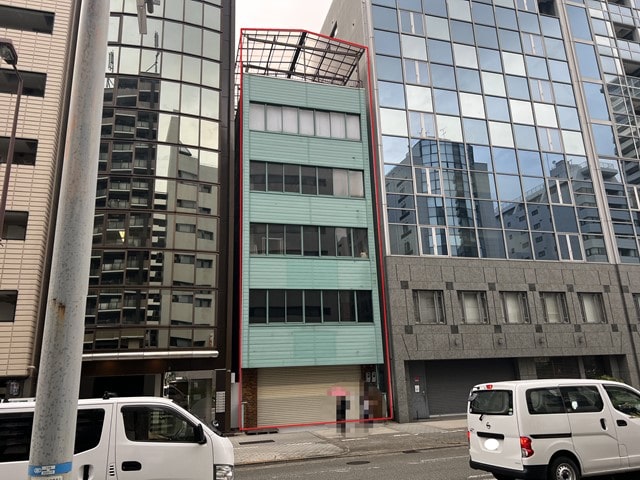 ビル1棟が倉庫になります。