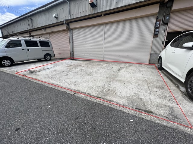 乗用車約３台駐車可能です。