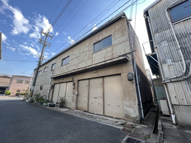 建物横にもシャッターがあります。