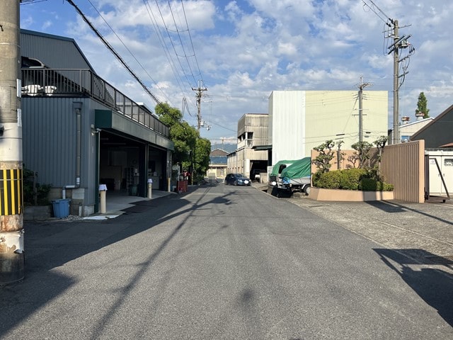 奥は道幅が狭くなっています。