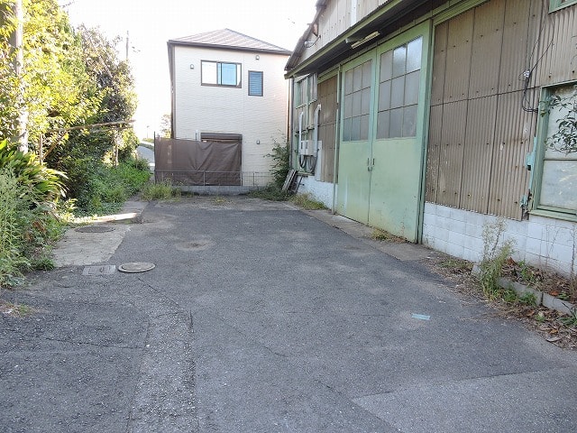 前面に空地有ります。