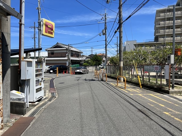 近隣に公園や民家があります。