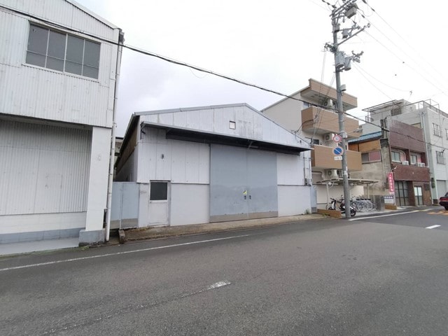 隣にマンションがあります。