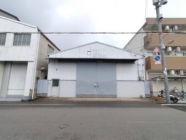 鉄扉高さ約2.3ｍ×幅約3.9ｍ