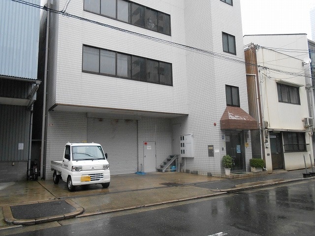 荷物用リフトあります。