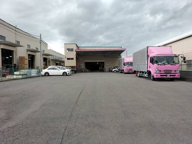 敷地内、広い空地　駐車スペース有り