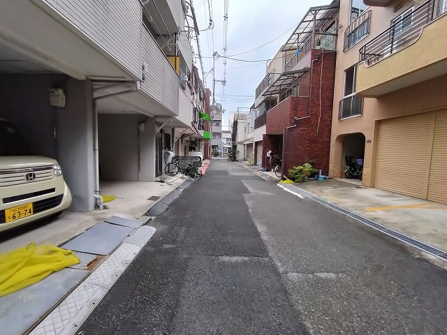 前面道路も広々としてます