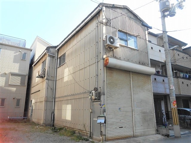 準工業地域です。駐車スペース有ります。