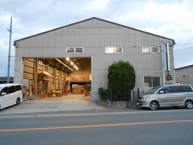 建物内、天井高いです。