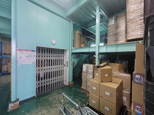 荷物用リフト1基あります。