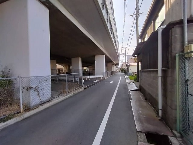 前道は少し狭いかな・・・