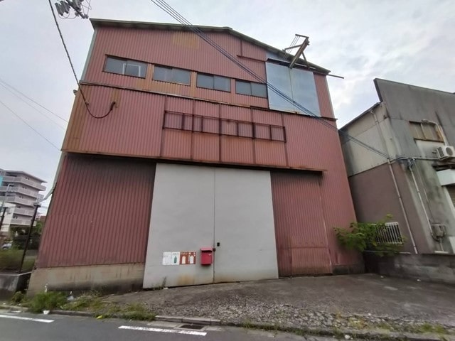 3階に荷揚げ用クレーンレールがあります。