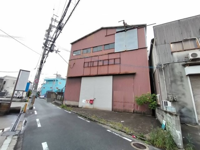 前面に乗用車1～2台駐車可能です。
