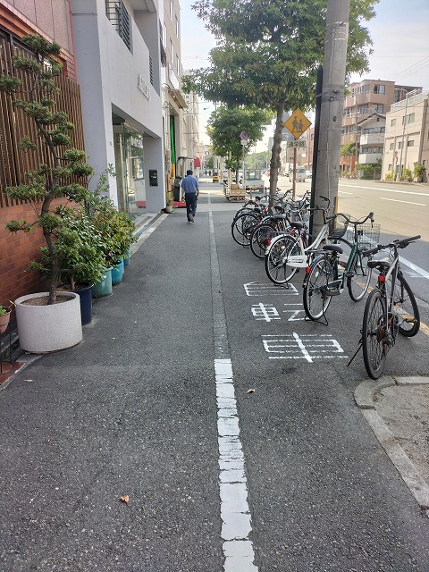 前側の歩道です