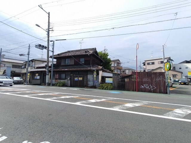 間口も前道も広々です