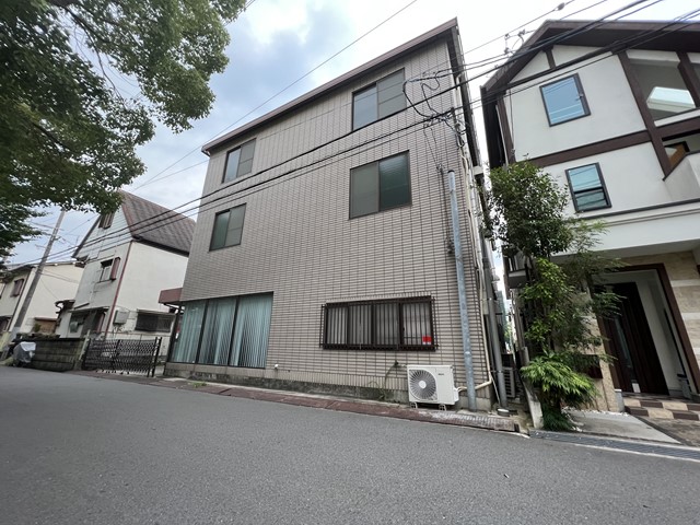 荷物用リフト1基あります。