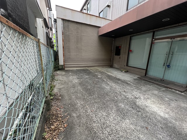 乗用車1台駐車可能です。