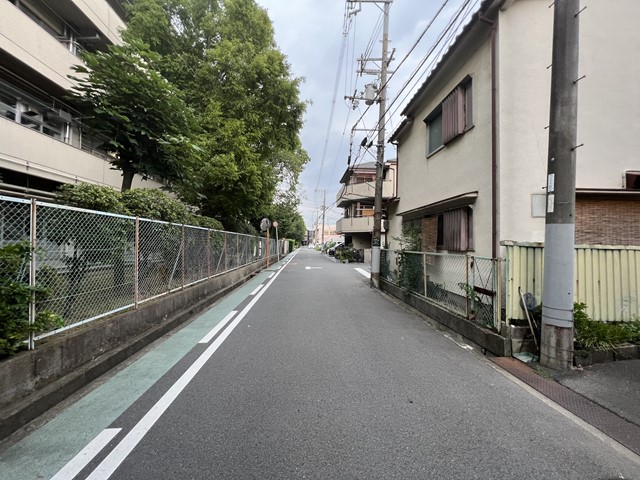 近隣に学校や民家があります。