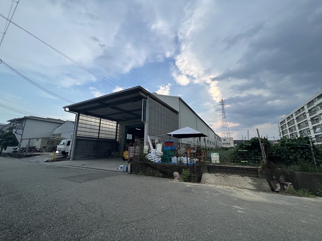 裏側でも搬入搬出可能です。（裏側）