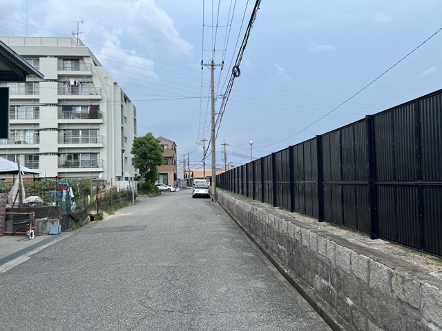 奥は道幅が狭くなっています。