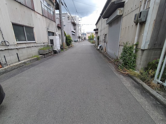 反対側から見た建物前道