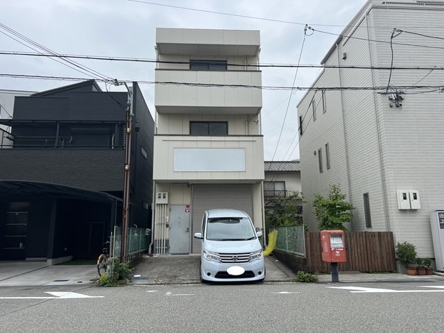 前面空地に乗用車2台駐車可能です。