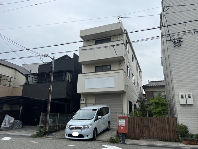 荷物用リフト1基あります。